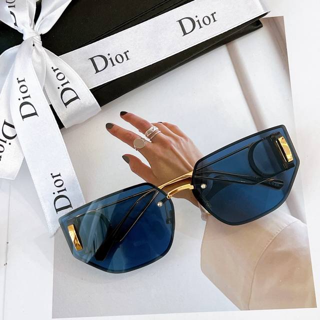 新品 Dio 30Montaigne B3U 太阳镜丰富了该品牌已有的标志性系列 3.0加厚与内镀蓝膜镜片 高级定制风格的特点是其复杂的无框设计 深色钌金属镜腿